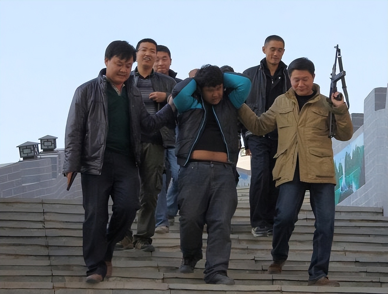 两个兵王叛逃，与一千多军警对峙3天，放大火烧山才将他俩制服！