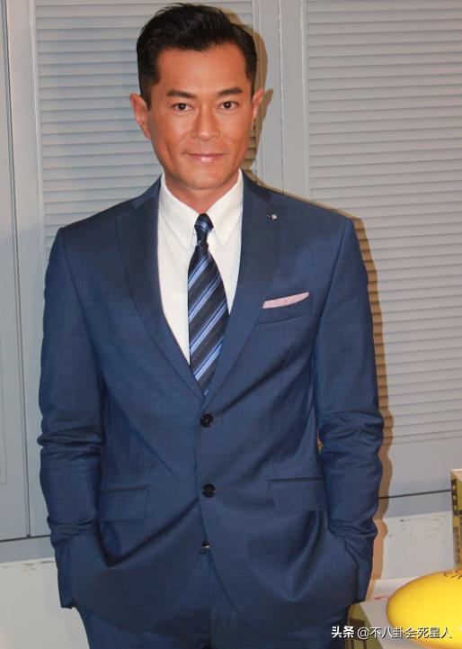 男人味也能“造假”？眉毛稀疏、画腹肌、贴鬓角，张艺兴差距最大