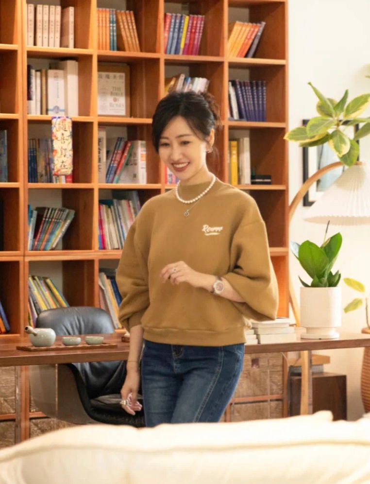 日常穿衣搭配波点裙,潮流穿搭黑色连衣裙这样穿很显白