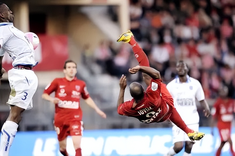 布里斯小传丨年少父亲踢球养家，法甲射手定居成都