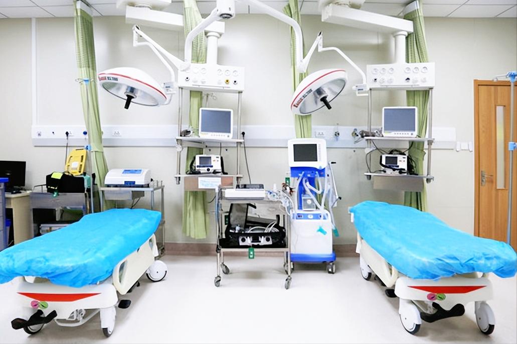 7岁女孩身患绝症，不愿拖累养父，自愿放弃治疗，感动无数人