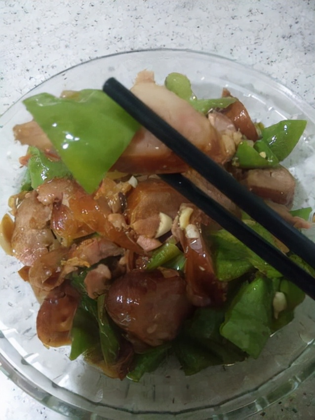 辣麻肠香炒菜做法,熏肠炒辣椒粉怎么做