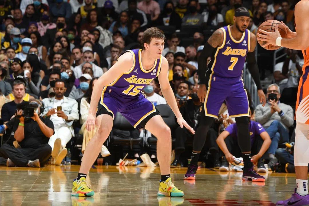 译文-里夫斯说：“要努力，要清醒，要忠于自己。”