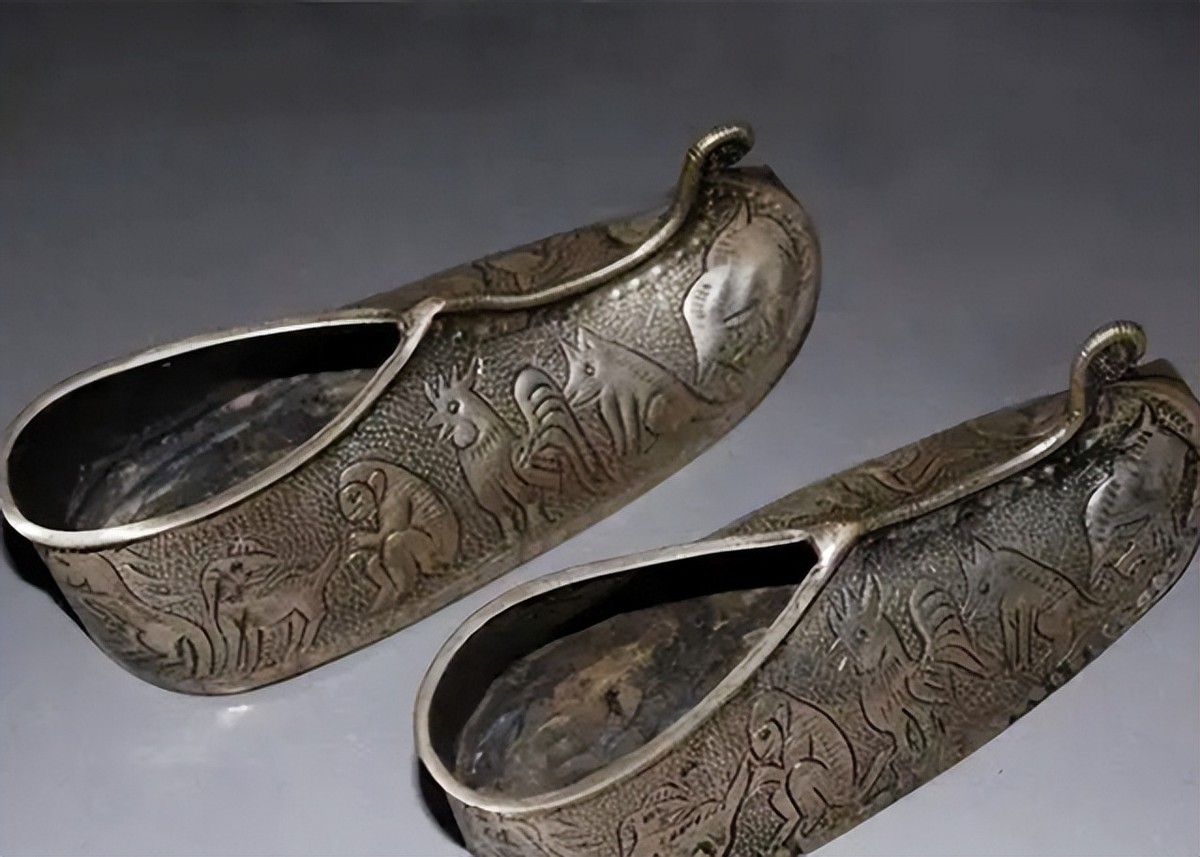 盗墓贼不识货丢掉双破鞋是真的吗,盗墓贼不识货丢掉双破鞋