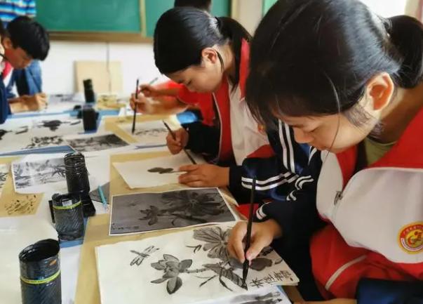 初中学校黑板报画,初中生黑板报走红