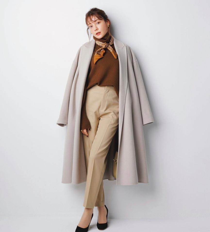 加上丝巾点缀衣服都变好看了,再好看的衣服也需要饰品的点缀