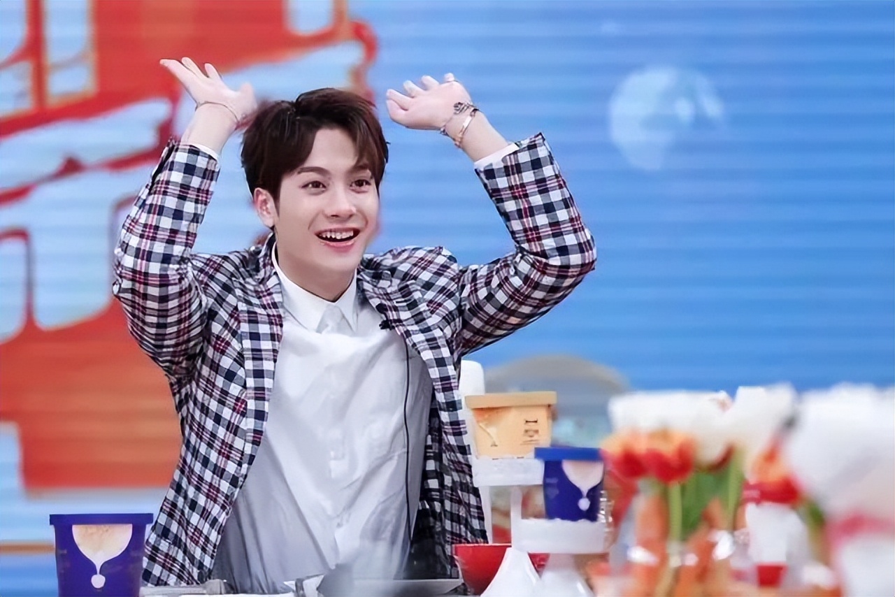 王嘉尔近日活动状态,王嘉尔素颜憔悴