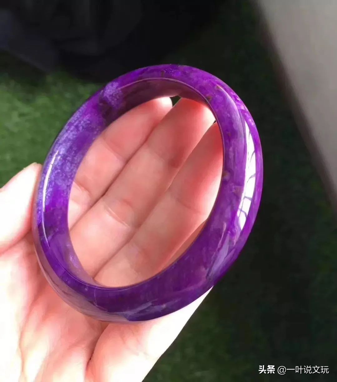 河边捡到黄色石头是什么石,山上捡到的乳白石是什么石