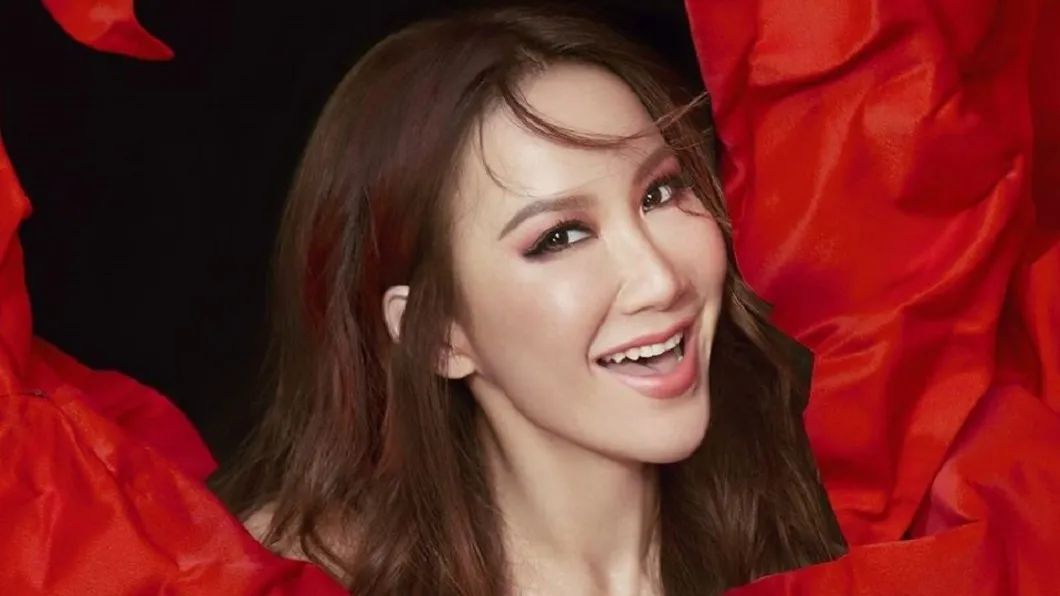 迈克尔杰克逊与女星同台唱歌,广州火车站迈克尔杰克逊