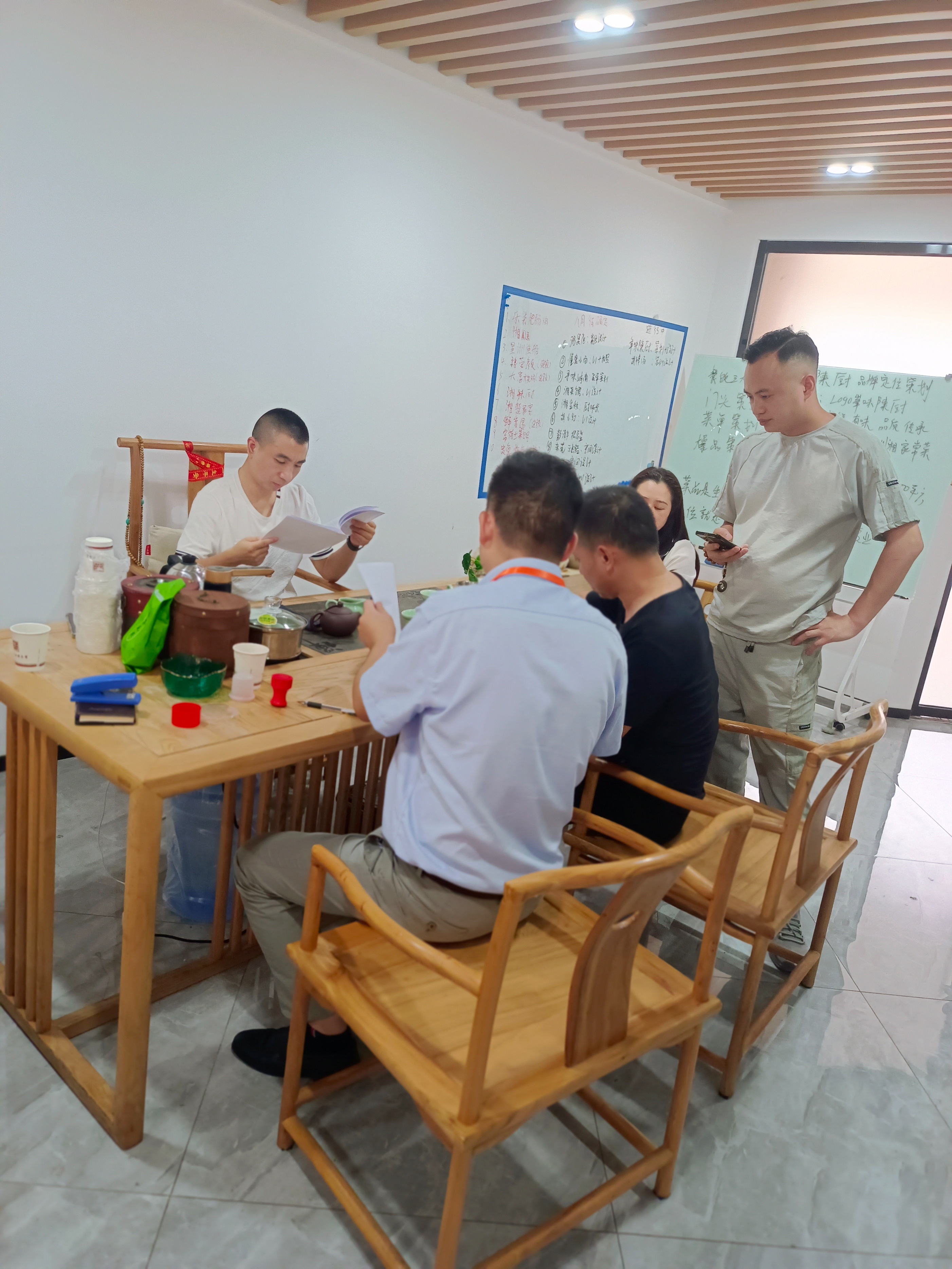 从绵阳、西安、南充、宁波，再到深圳创业，最终与美业老板娘牵手