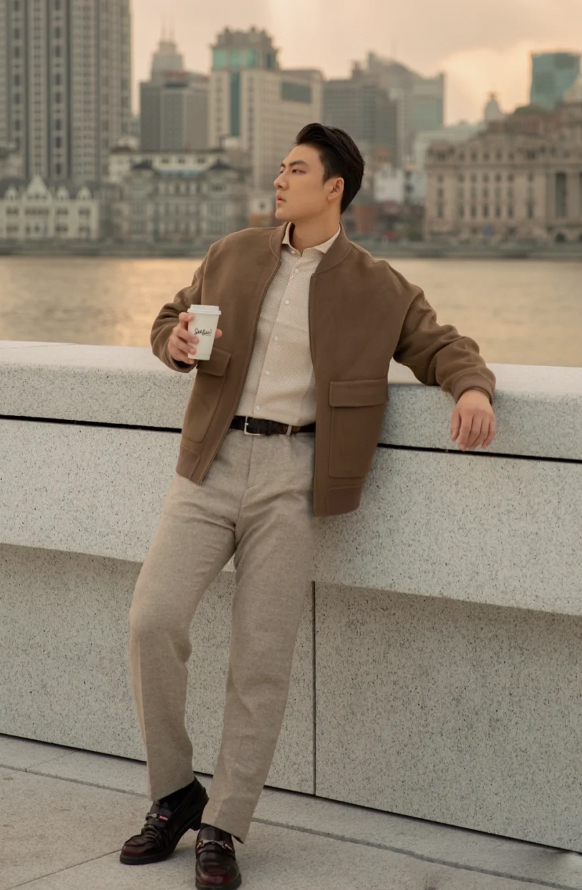 男人上了年纪：一定要多穿这4种“男神色”，气质拉满，年轻10岁