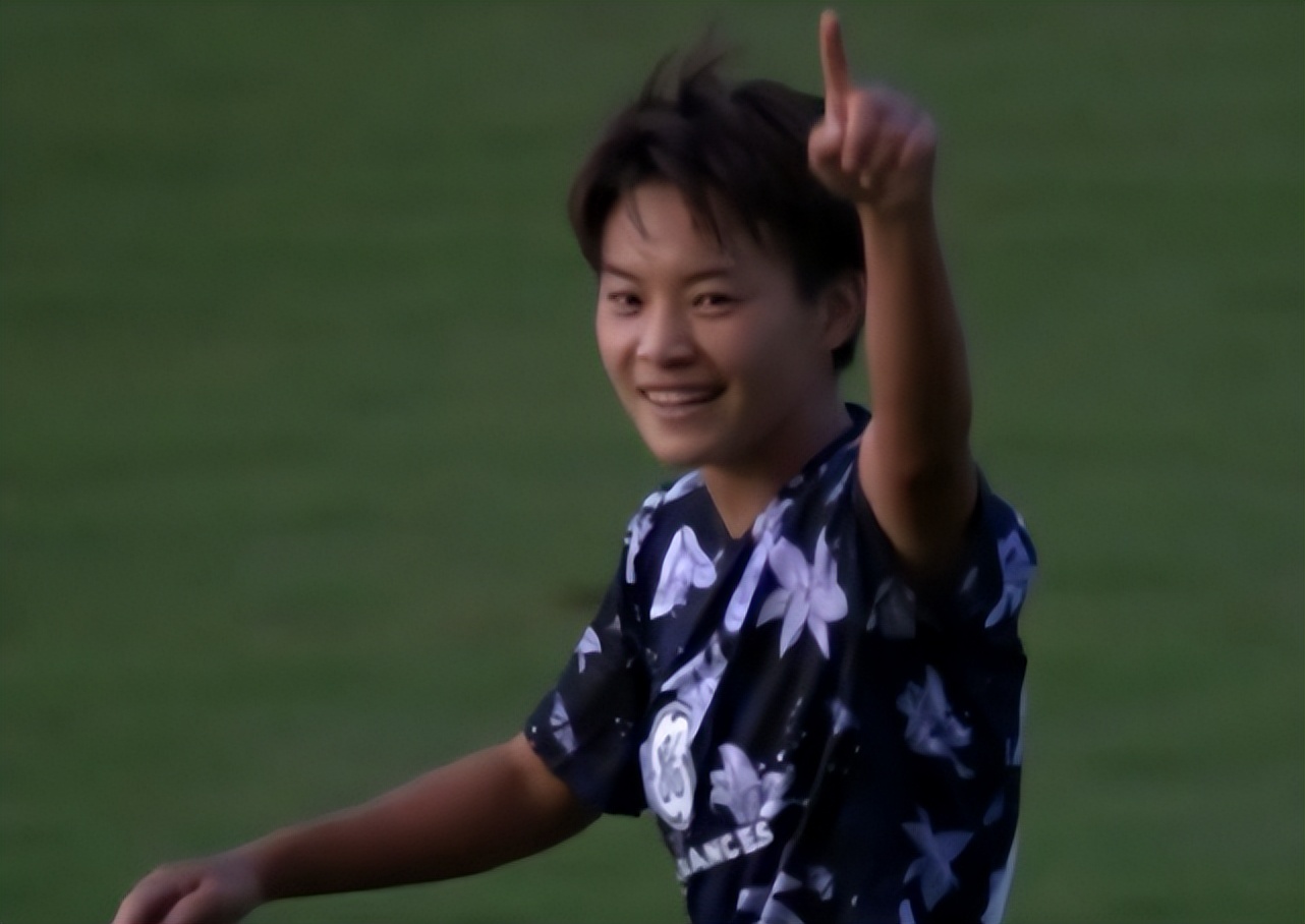 王霜最神奇的一脚球,王霜打进美国留洋第一球原视频