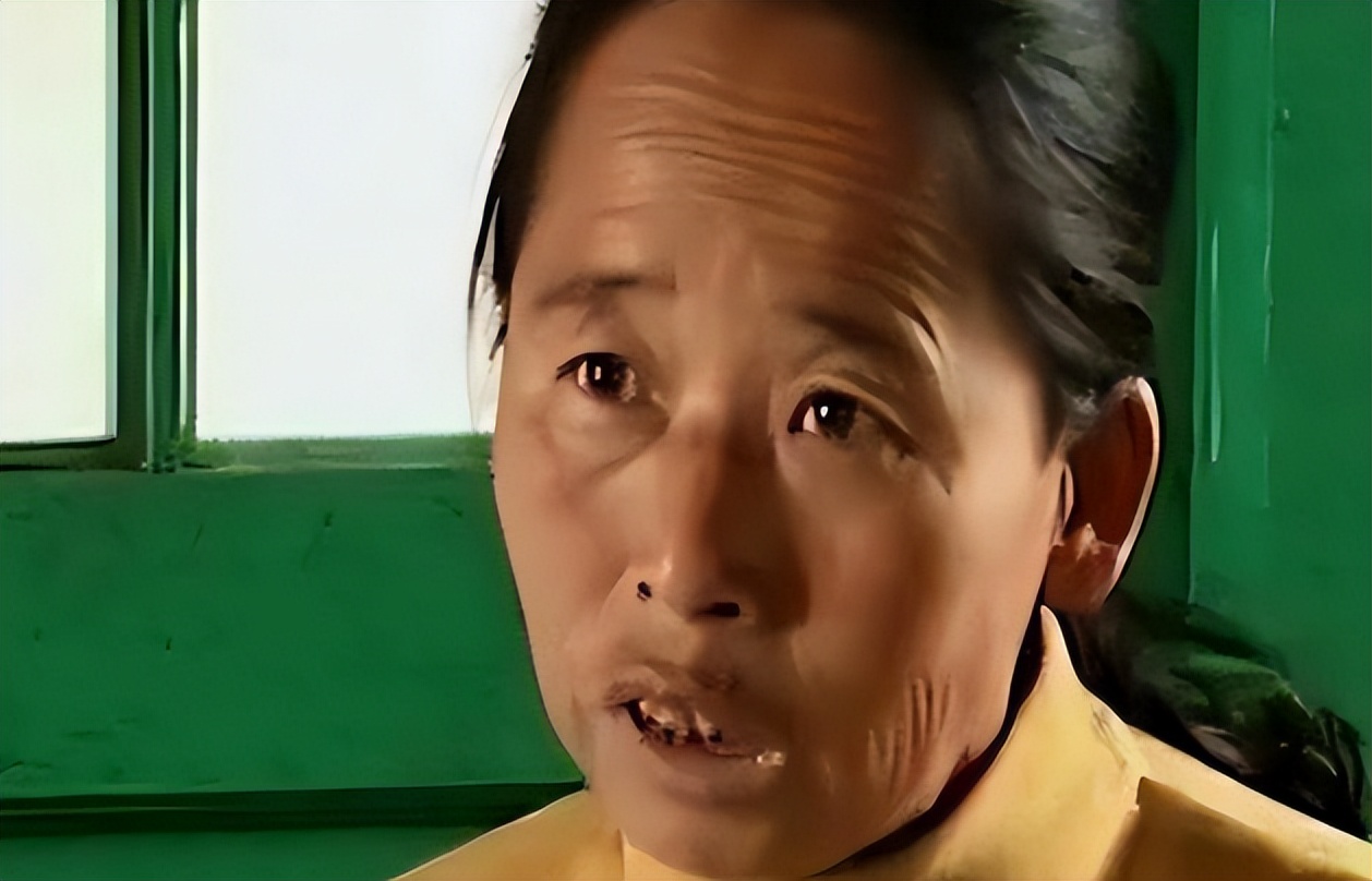 好心奶奶救下蛇20年后,男子救下一条小蛇20年后来报恩