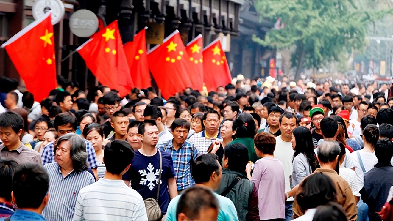 为什么中国人喜欢“窝里横”，到了国外却怂的不敢吱声？