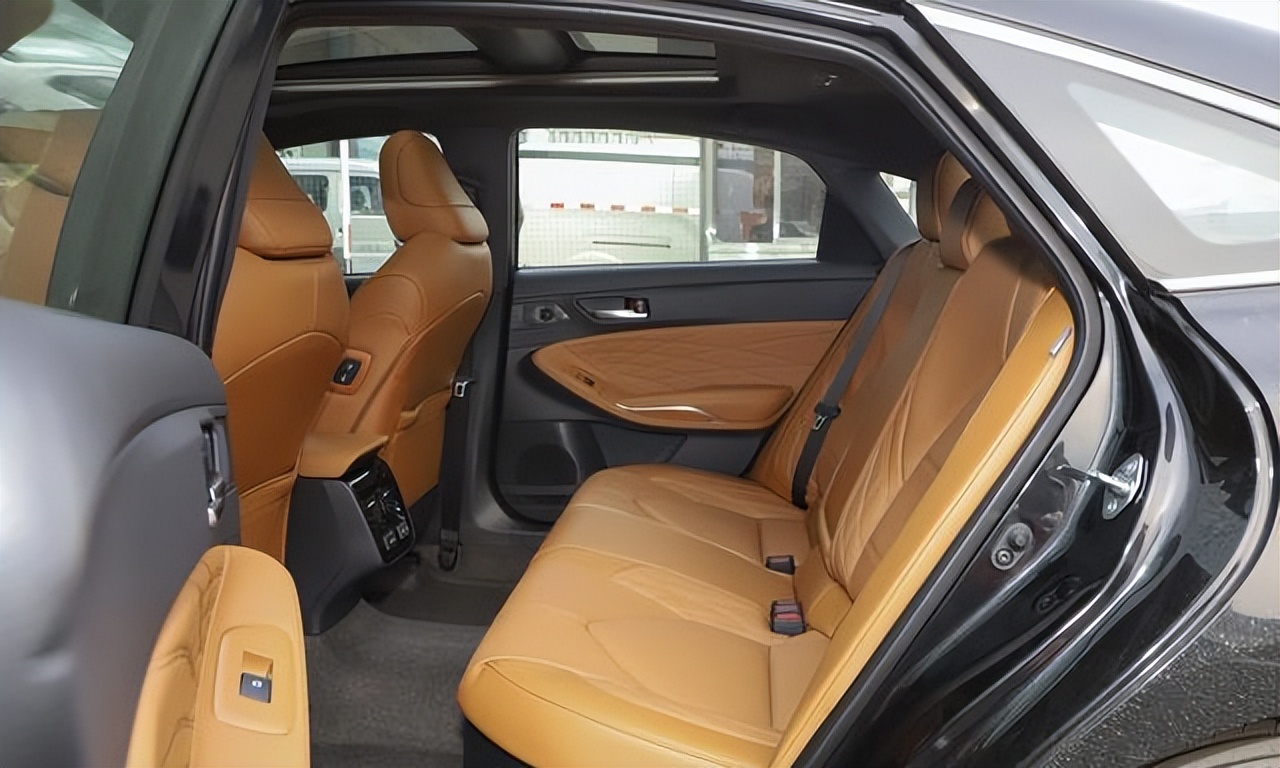 丰田亚洲龙混动车主真实感受,丰田亚洲龙2.5l油耗车主真实油耗