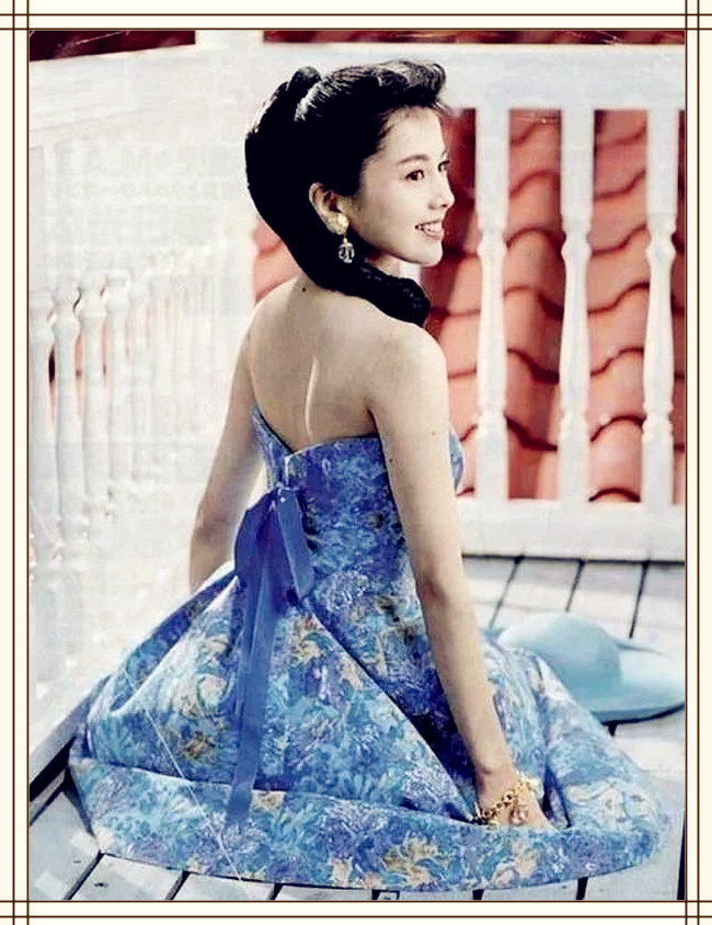 和山口百惠齐名，拥有盛世美颜却至今未嫁，首唱《夜来香》成经典