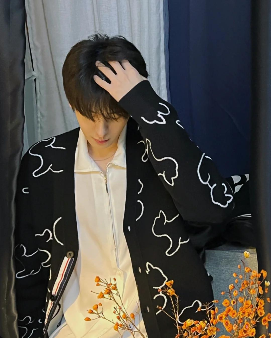 黄黑皮穿黄色衣服显白还是显黑,黄黑皮男人怎么穿才能显白