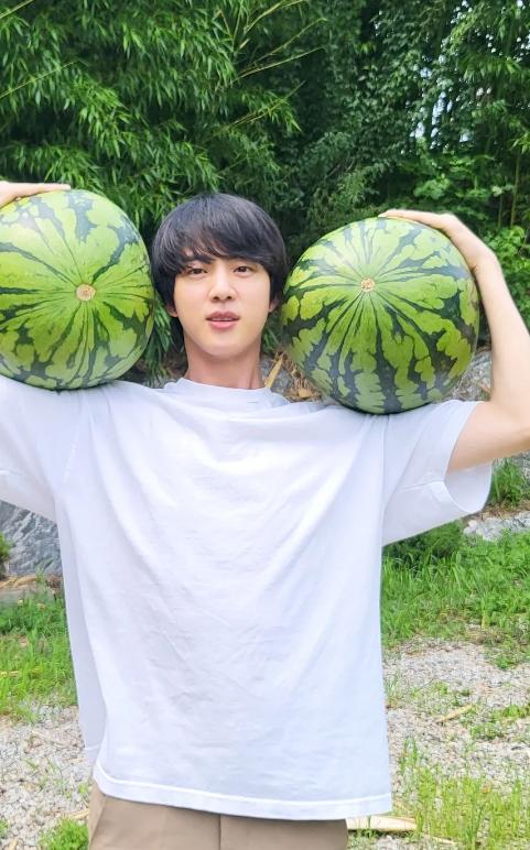 现在流行宽肩,韩国流行宽肩