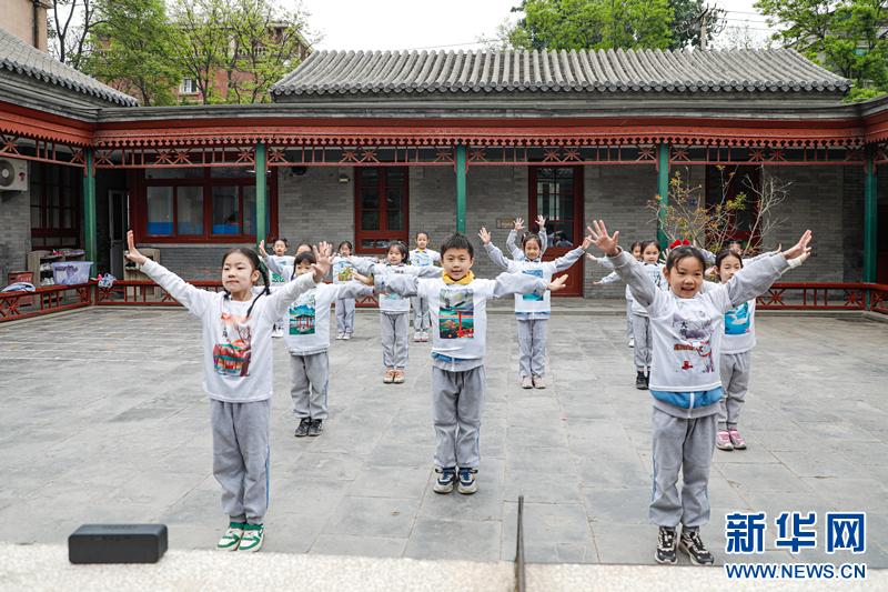 新华网|以“小”见“美”蕴“美”于校——专访北京市西城区登莱小学校长梁振毅