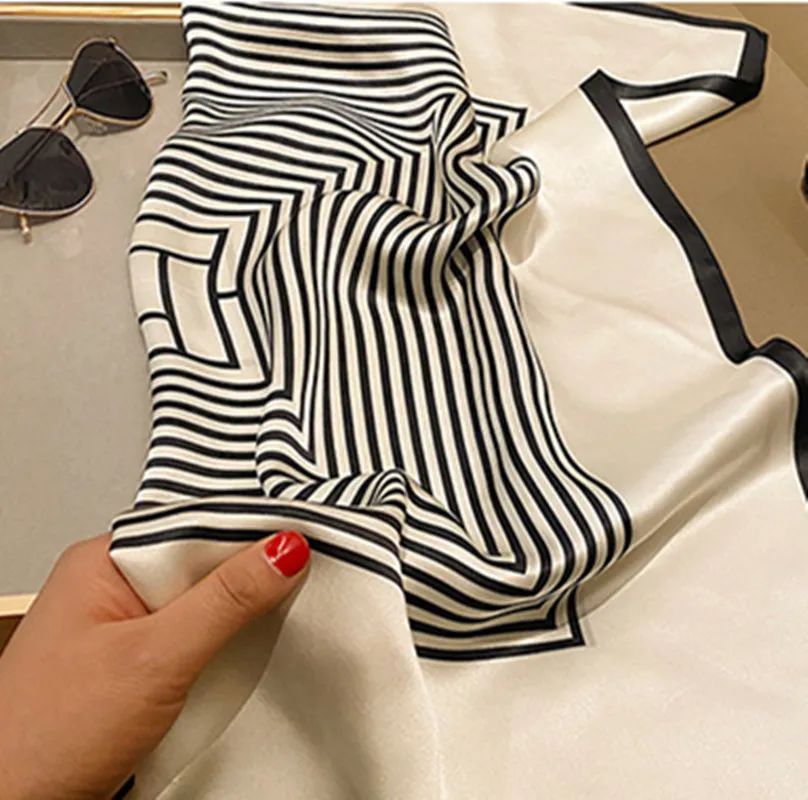 一看就会的超简单丝巾时髦搭配,一条丝巾让你优雅又气质