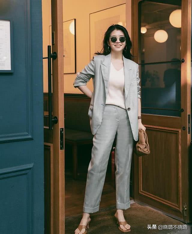 适合搭卫衣的裤子显瘦款,卫衣修身短款显瘦搭背带裤