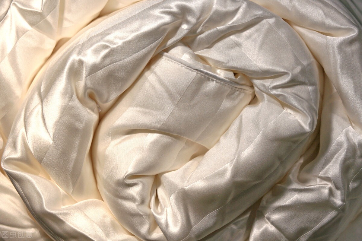 羽绒被蚕丝被羊毛被哪个暖和舒适,羽绒被蚕丝被化纤被