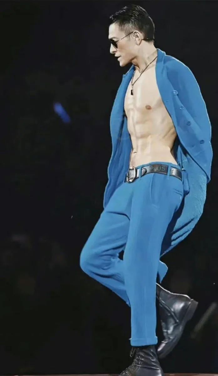 刘德华肌肉男秀腹肌,60岁刘德华的腹肌