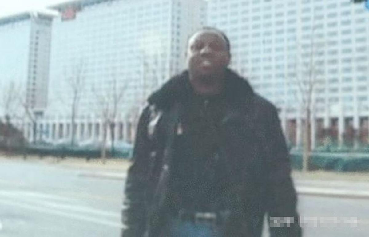 13年前，浙江农村老奶奶收养了黑人小男孩巴比，如今怎么样了？