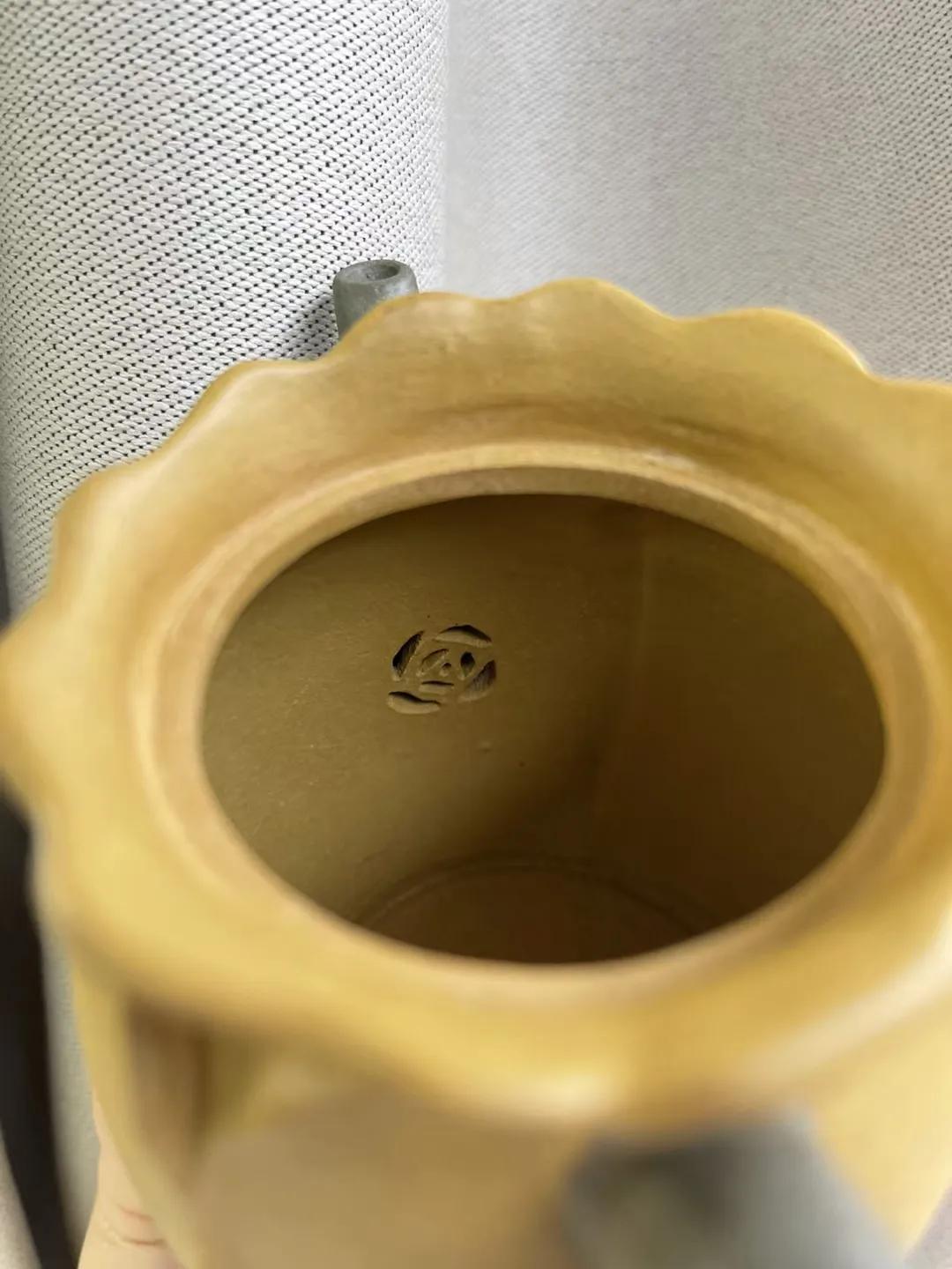 新品黄玫瑰容量：260cc泥料：双色泥作者：陈鹏1990年1