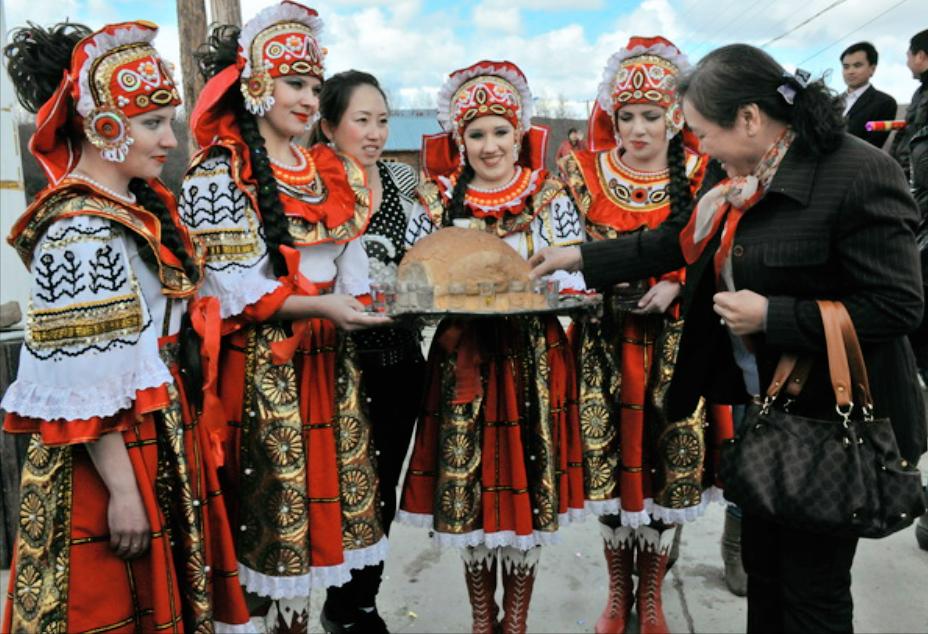 中国俄罗斯族，1.5万人，一头金发高鼻梁深眼窝，一口流利普通话