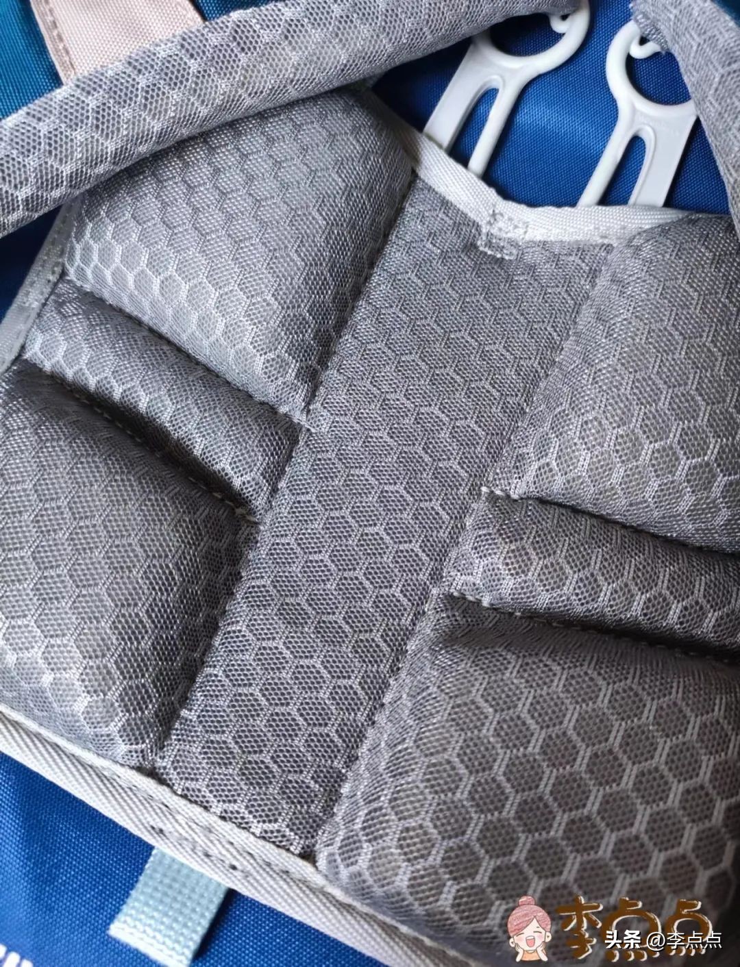 给小孩买奥特曼书包,给孩子们买奥特曼