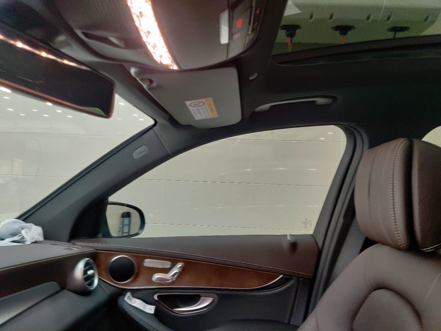 汽车贴了玻璃膜审车能过吗,汽车贴的膜年检会撕掉吗