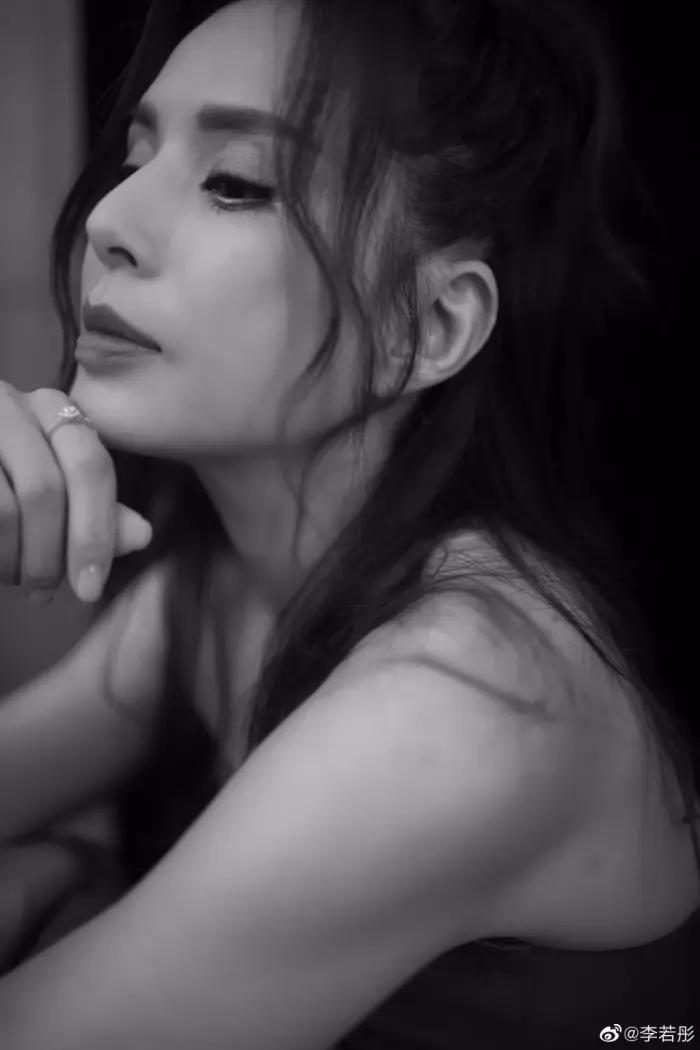 54岁李若彤身材照曝光,54岁李若彤身材曲线引发热议