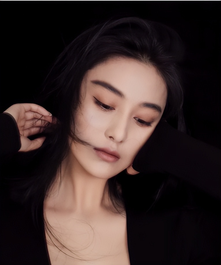 张馨予晒出老公何捷照片帅气迷人,张馨予和老公何捷婚后齐露面