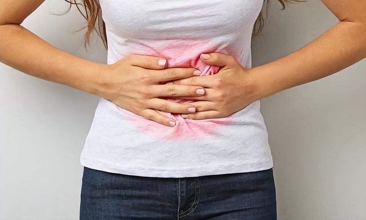 女性来例假时，身体流出的一股血块是什么？是身上掉下的肉吗？