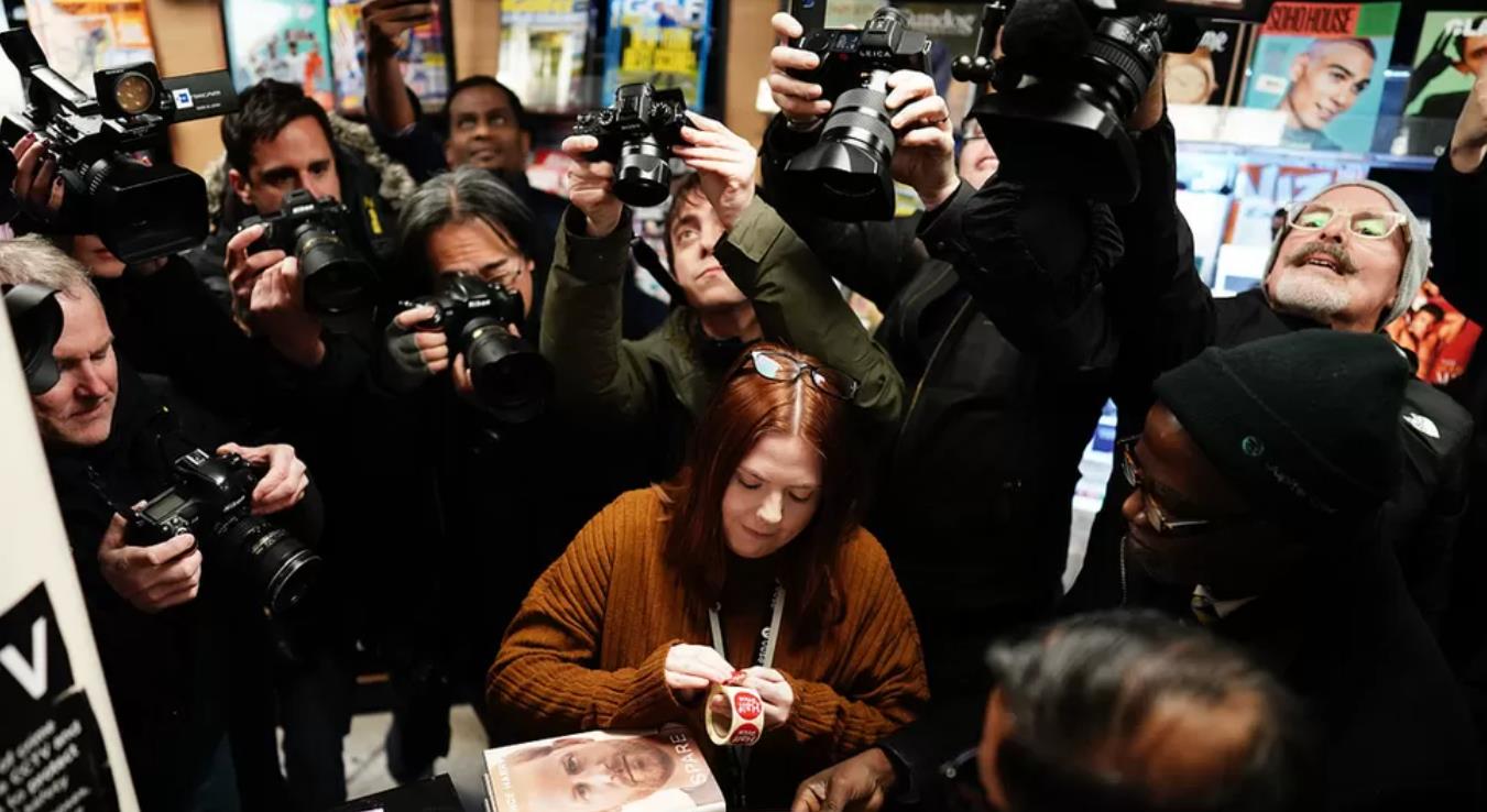 首日40万本！哈里回忆录刷新销量纪录！