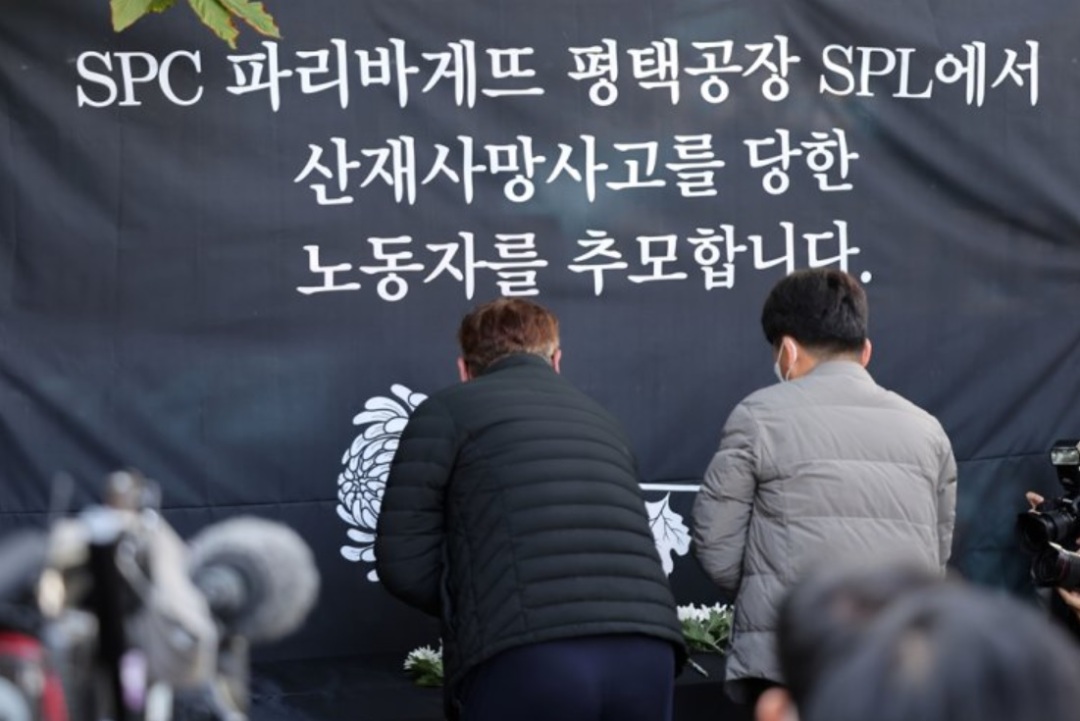 韩国面包厂女工卷入搅拌机惨死,公司给她葬礼送来两箱面包慰问?