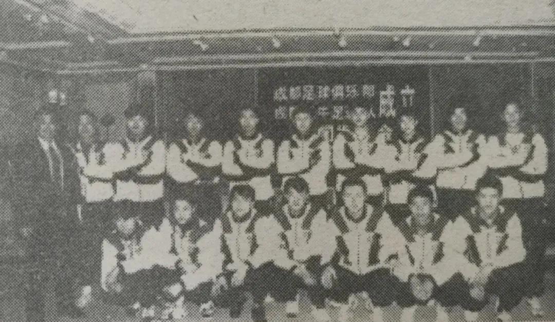 足球照片高清大图,原成都五牛足球队照片和名单