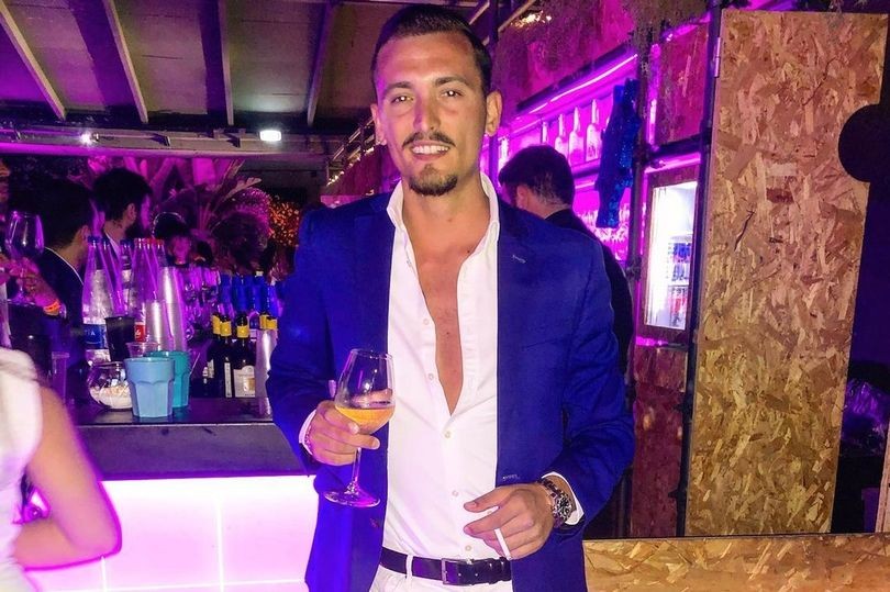 「月鸿一哥体育资讯」足球人生，意大利球员投身成人行业