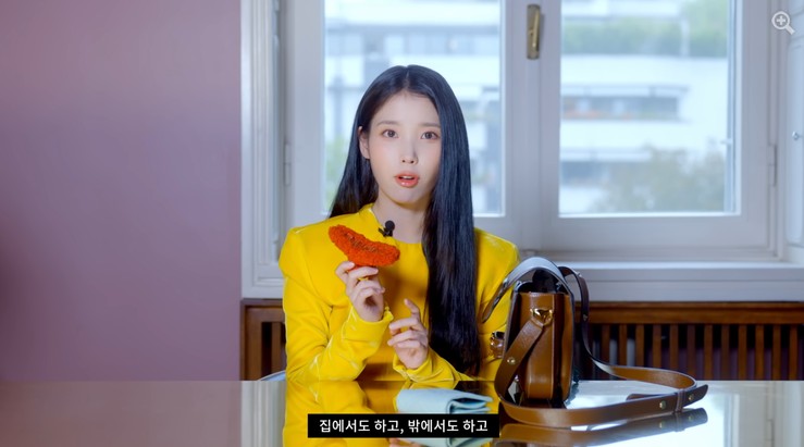 女神私下是小吃货！IU开箱GUCCI爱包随身物品太亲民