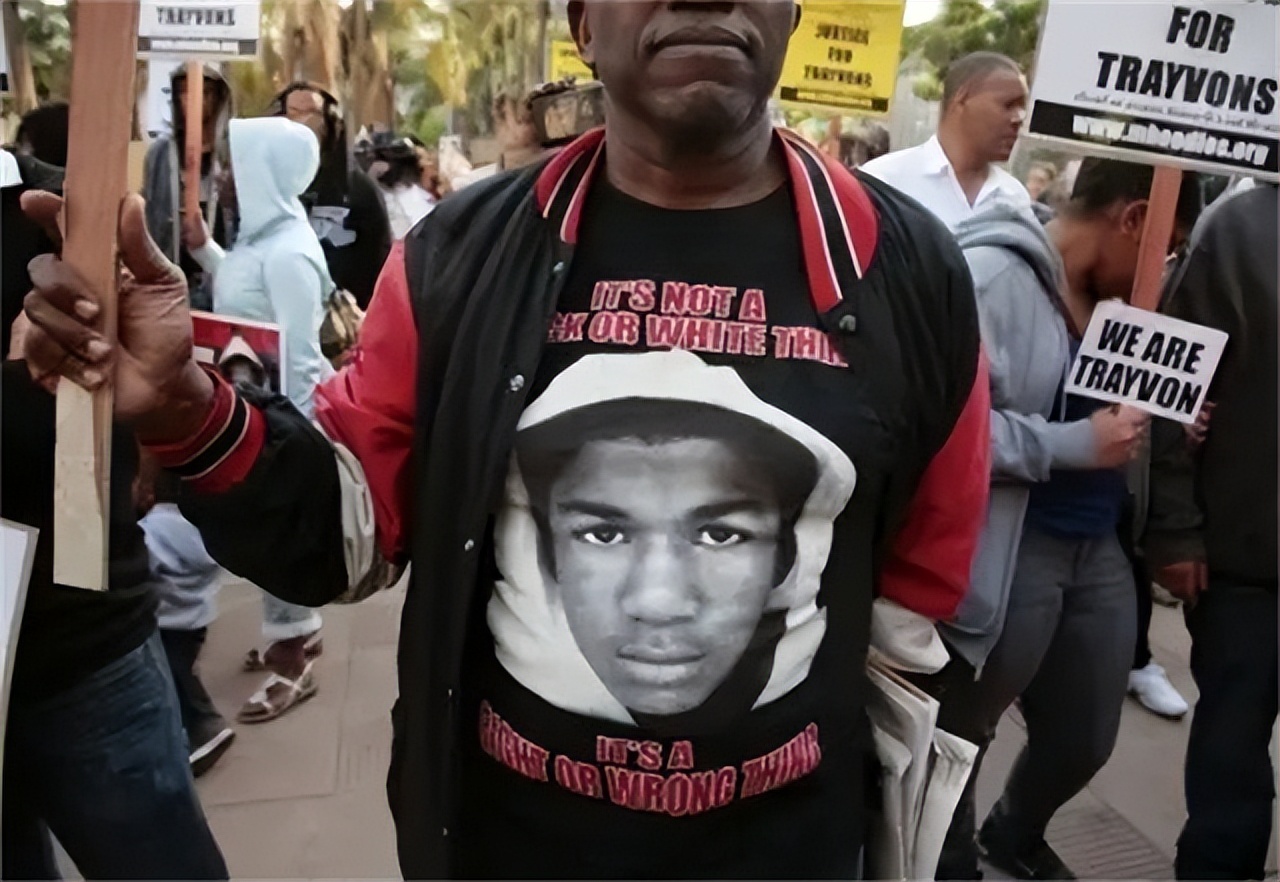 榛戝ゴ鐨勬偛鎯ㄧ敓娲昏嫳鏂囩増,榛戝ゴ鍦ㄨ埞涓婇伃閬囩殑鐢靛奖