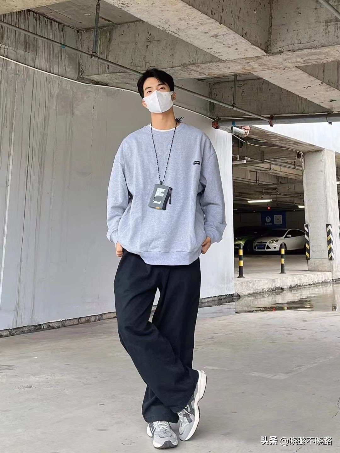 男生今年流行的裤脚穿搭,男生裤脚扎进袜子的穿搭