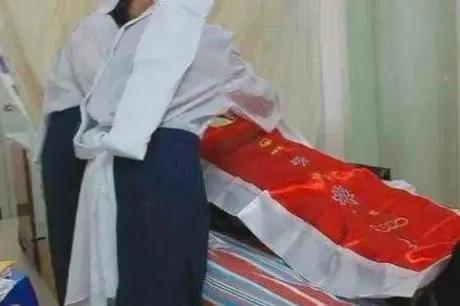 老人过世后穿寿衣有哪些规矩,老人死了为什么要穿棉寿衣