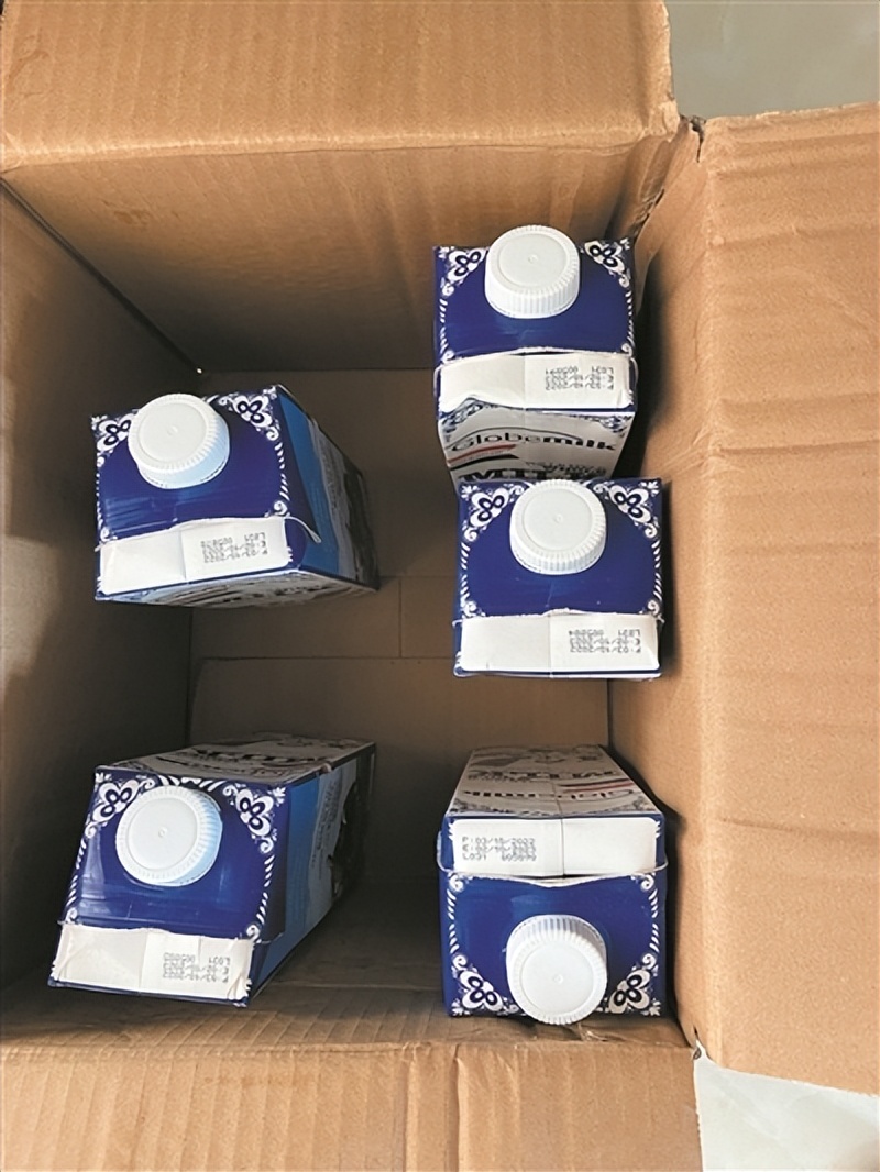 市民上京东买6箱牛奶，3箱未标生产日期客服“神回复”：可能是没墨