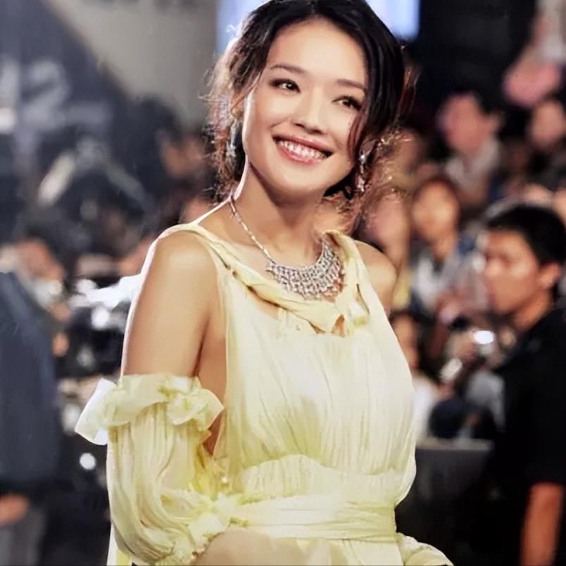 露*裤底**、露下乳、穿渔网内衣，女星们的穿着真的可以随心所欲吗？