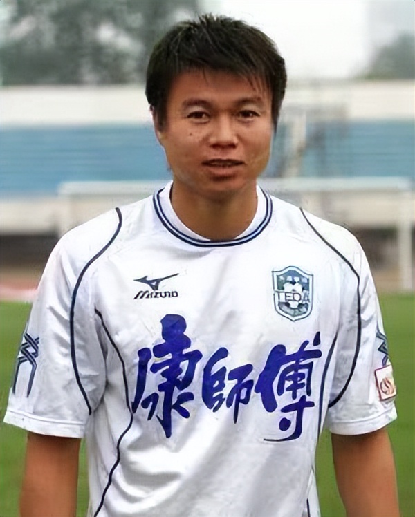 他是足坛“玻璃美人”，与前妻遗憾分开，后娶小13岁演员再获幸福