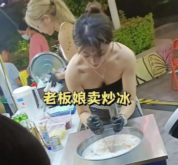 女子穿抹胸卖炒冰，生意好到不行，终是女人好赚钱啊！