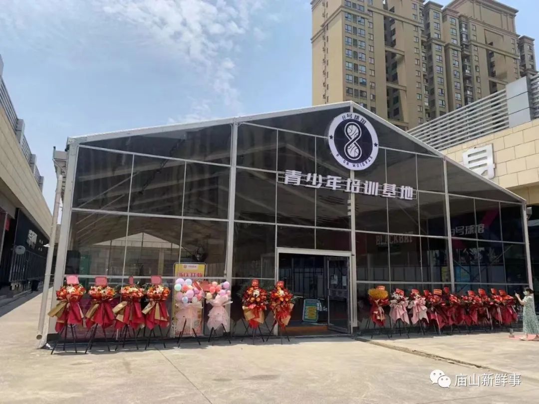 江夏庙山这两大商业体的楼顶，建起了体育运动场馆