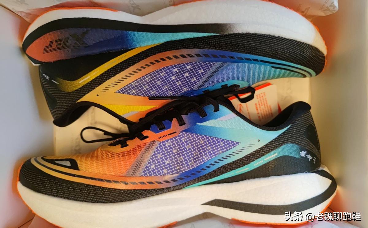 软弹脚感，优秀外观：脚感不输顶级跑鞋的特步新秀，半价就能入手