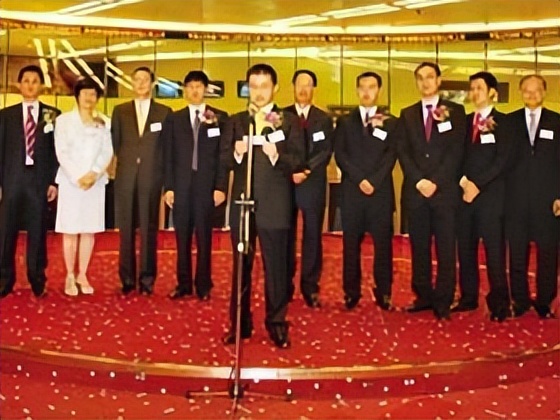 安踏收购了迪桑特和斐乐吗,安踏和克莱签约